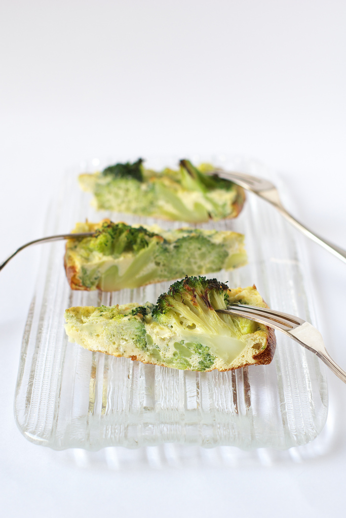 Encore une frittata broccoli, féta et pesto Un déjeuner de soleil