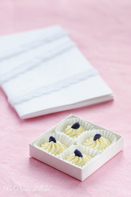 Truffes blanches à la violette pour les deux ans de Un déjeuner de soleil!