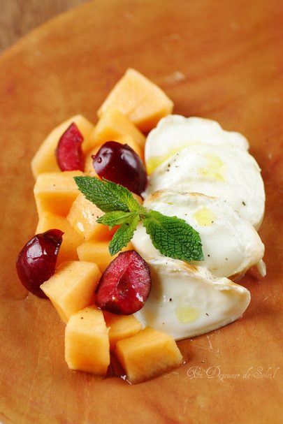 Salade de melon, cerises et mozzarella affumicata