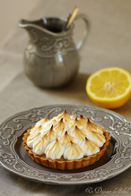 Tarte au citron meringuée et noisettes