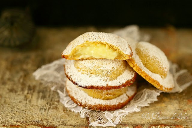 Genovesi chaussons à creme patissiere typiques de Erice en Sicile