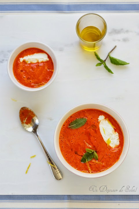 Soupe froide de poivrons et tomates, quenelles de ricotta
