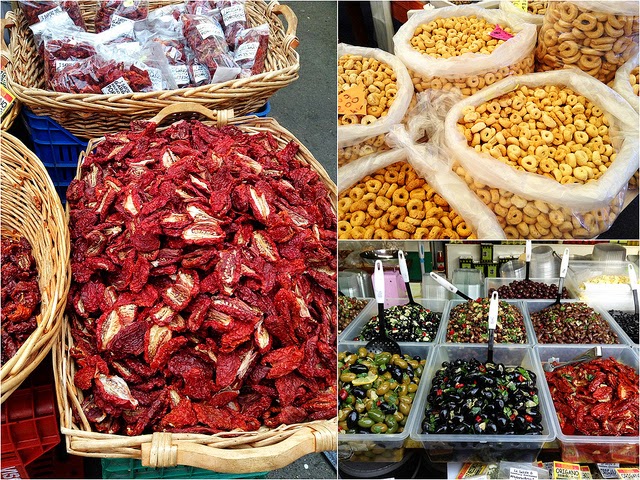 Taralli, tomates séchées, olives au marché de Vieste (Pouilles)