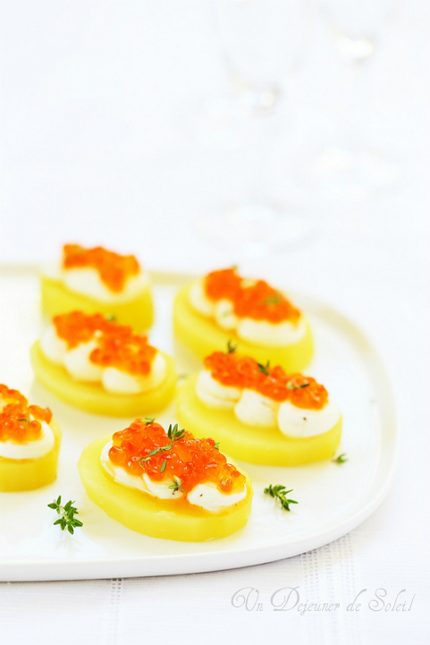 Canapés de pommes de terre, fromage frais saumon