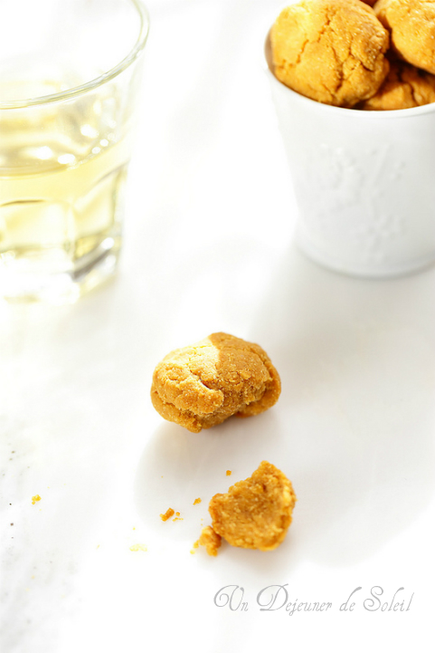 Biscuits apéritif aux cacahouètes et au maïs (sans gluten et sans beurre) -  Un déjeuner de soleil