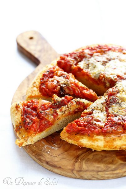 Sfincione, la pizza sicilienne aux tomates et au fromage comme à Palerme