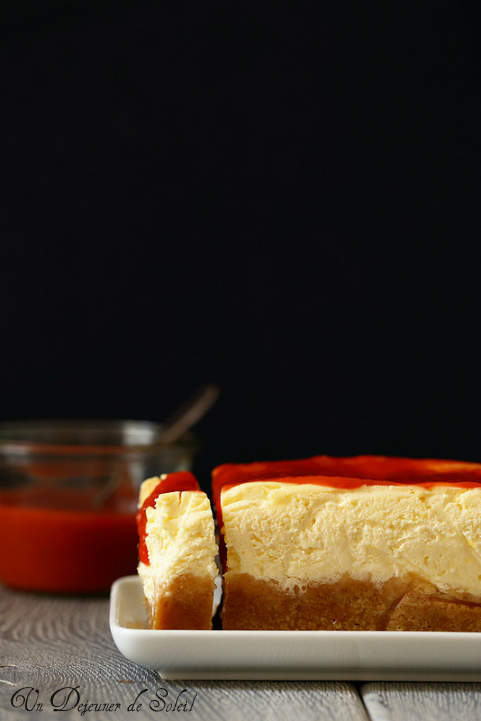 Cheesecake classique de New-York, sauce fraise rhubarbe