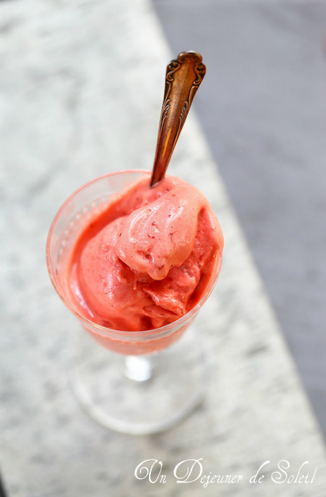 Glace fraises rôties et lait de coco (sans oeufs) - Strawberry and coconut ice cream