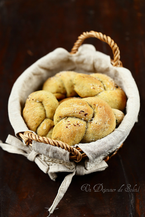 Petits pains moelleux à l'ail et aux herbes - knots (bread) with garlic and herbs
