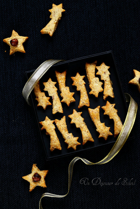 Biscuits apéritifs aux noisettes, herbes de Provence, parmesan et miel