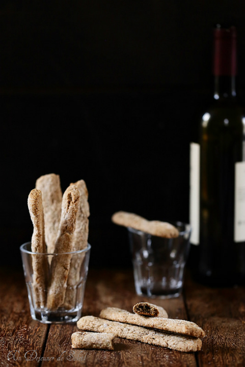 Biscuits légers italien au vin rouge et aux noisettes