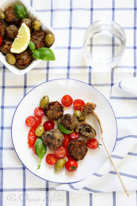 Boulettes (polpette) de viande aux aubergines et aux olives