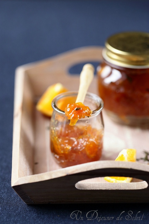 Quatre Pots En Verre Avec De La Confiture Ou De La Purée Pour Bébé.