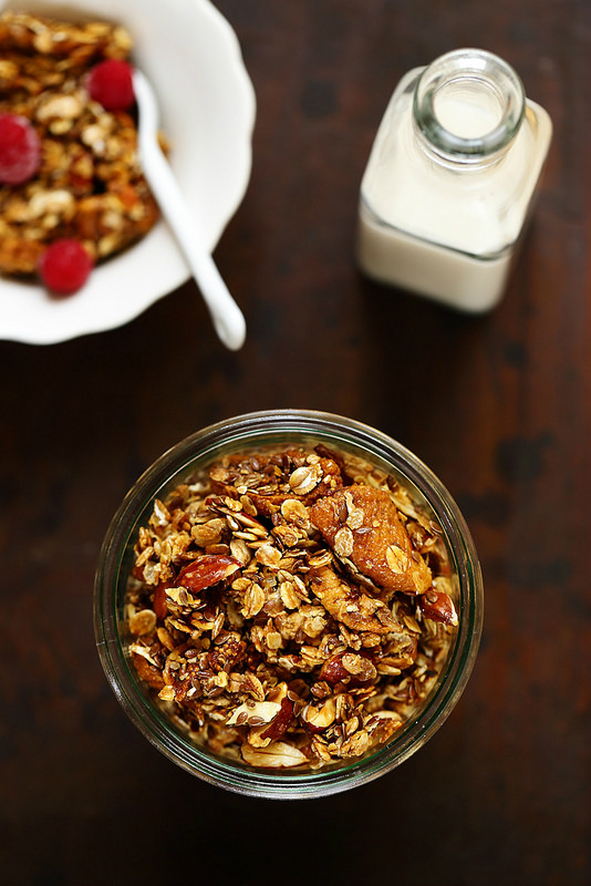 Granola maison aux amandes, figues et golden syrup