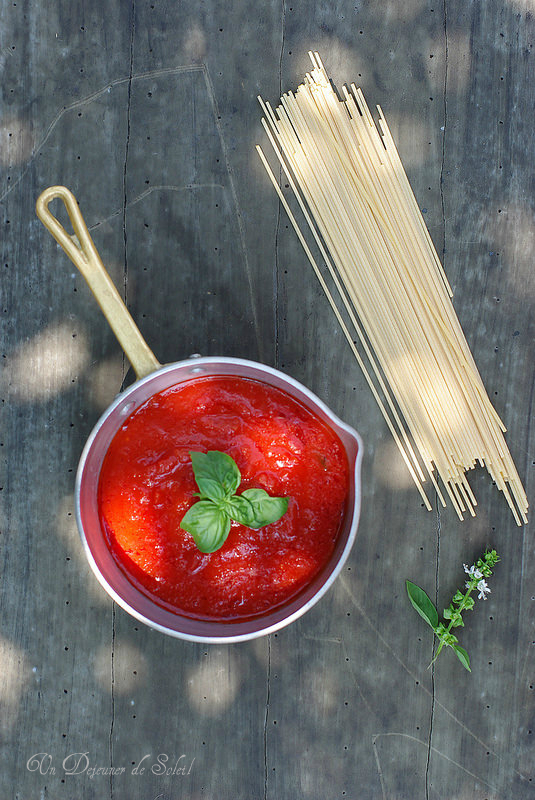 Réussir la sauce tomate italienne : recette de base, astuces et variantes. Sauce tomate basilic