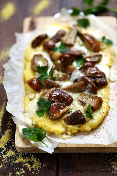 Pizza polenta aux champignons et au fromage