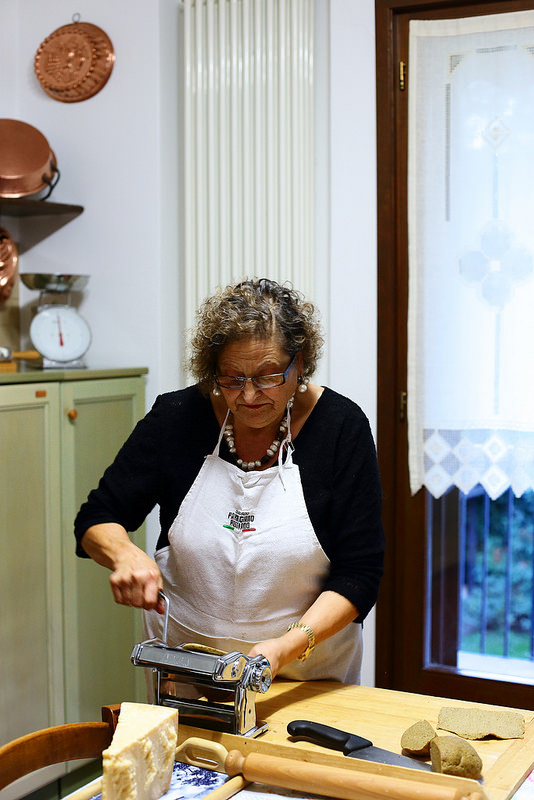 Gratin de pâtes ou lasagnes saucisses et champignons. Silvana prépare les pâtes fraîches