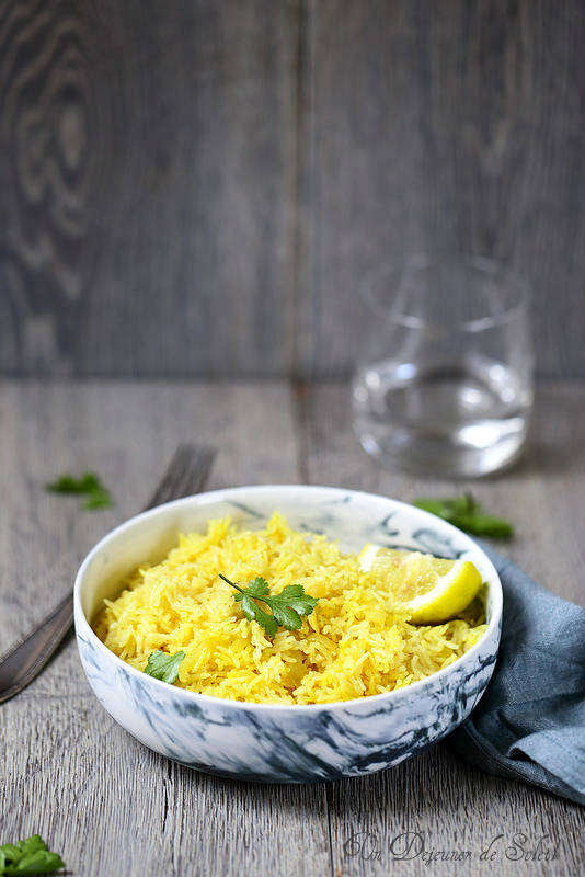 Plat De Riz Jaune - Une Portion De Riz Jaune Cuit Servi Avec Des