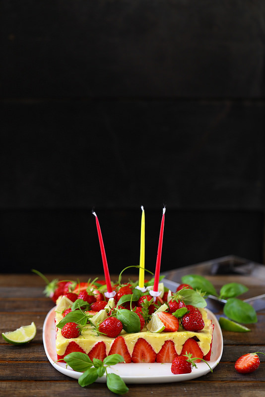 Gâteau d'anniversaire aux fraises et citron vert (sans gluten)