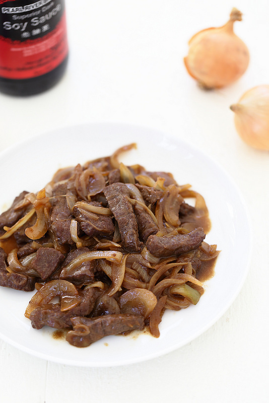 Boeuf sauté aux oignons à la sauce soja (plat chinois)