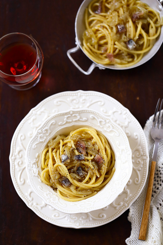 Une Assiette En Forme De Cœur Avec Des Spaghettis Et Une étiquette