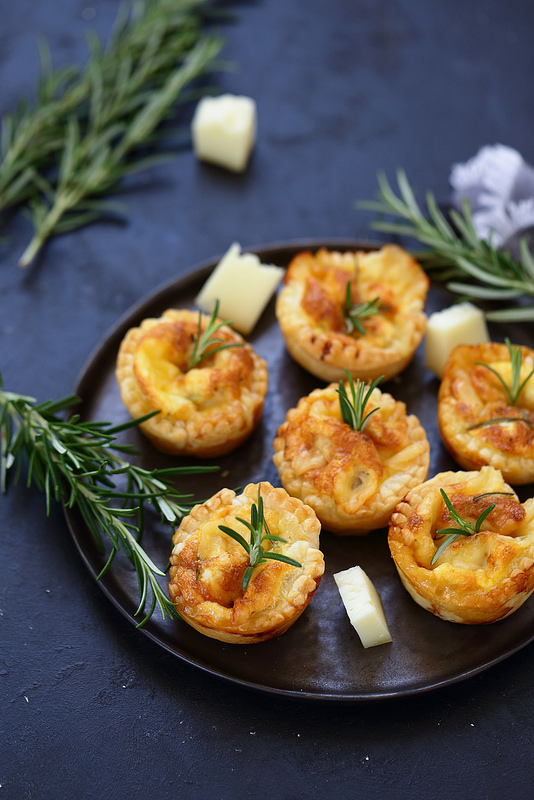 Mini quiches au fromage et confit d'oignon, rapides, faciles et savoureuses