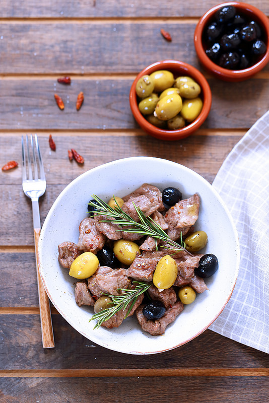 Agneau sauté aux olives à l'italienne. Une recette rapide et facile