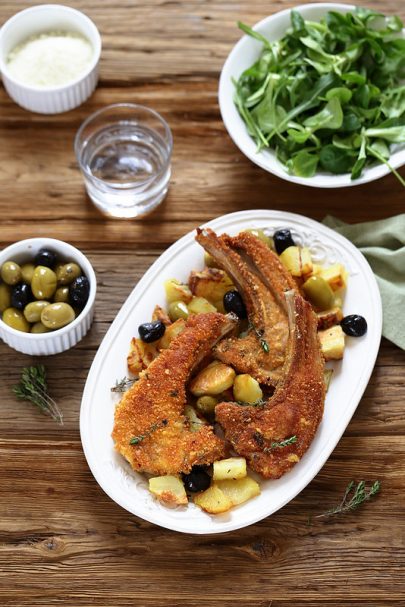 Côtes d’agneau en croûte de parmesan, pommes de terre rôties aux olives