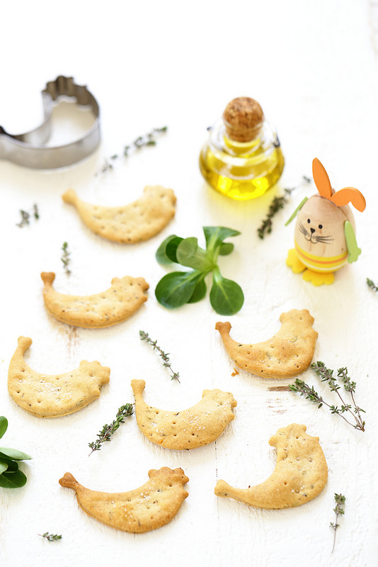 Crackers à l'huile d'olive et aux herbes. Plein de bonnes choses, faciles et rapides.