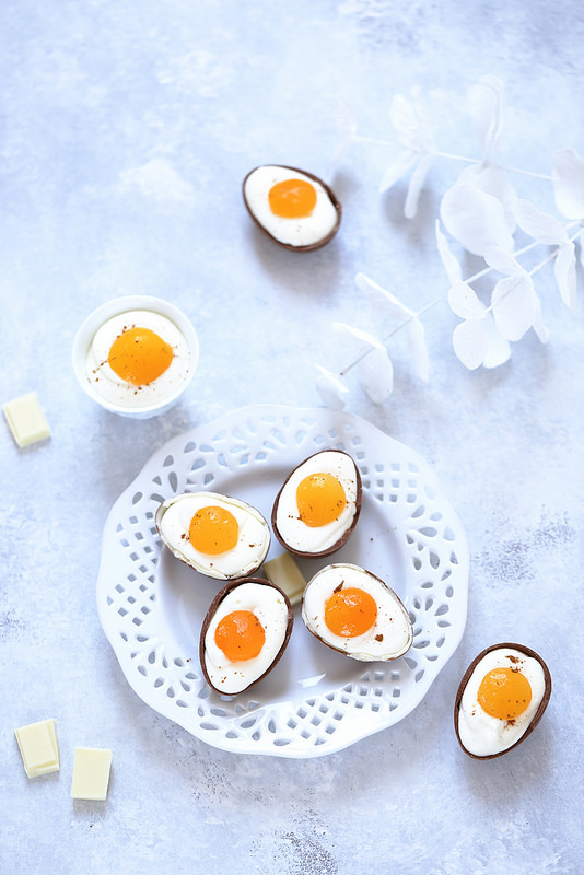 Oeufs en chocolat de Pâques garnis mousse au chocolat blanc comme un oeuf au plat