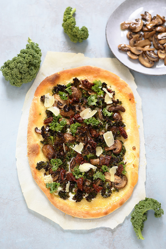 Pizza végétarienne d'hiver : au chou kale, champignons, parmesan un délice facile