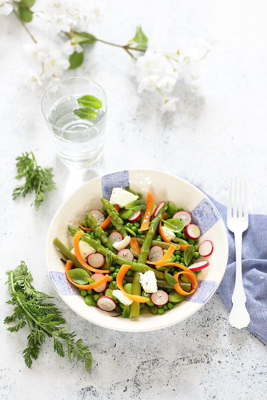 Salade du printemps : asperges, petits pois, carottes, fèves, radis