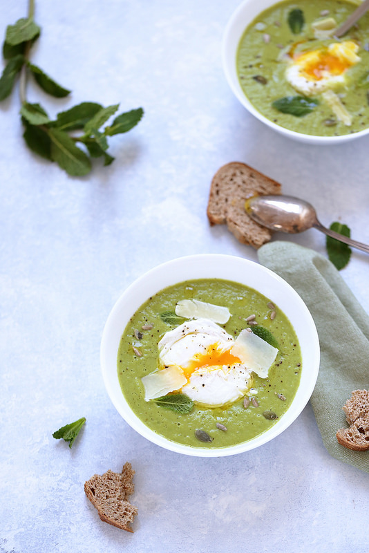 Velouté de petits pois et oeuf poché, une recette facile légère parfaite pour Pâques ou le printemps