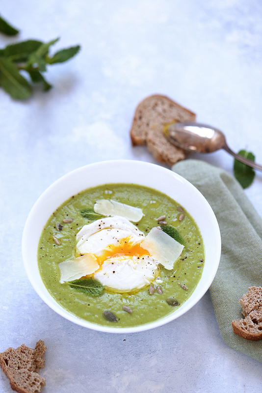 Soupe veloutée de petits pois avec un oeuf poché. Facile et légère.