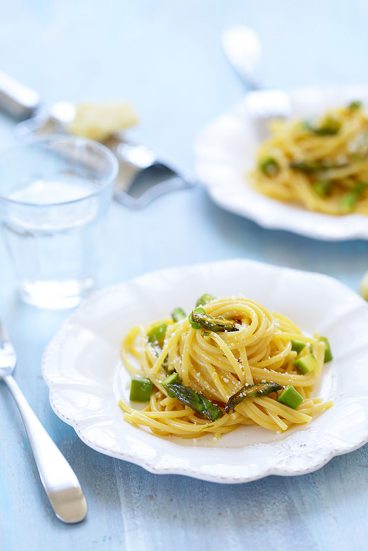 Carbonara vegetarienne avec des asperges, une version italienne