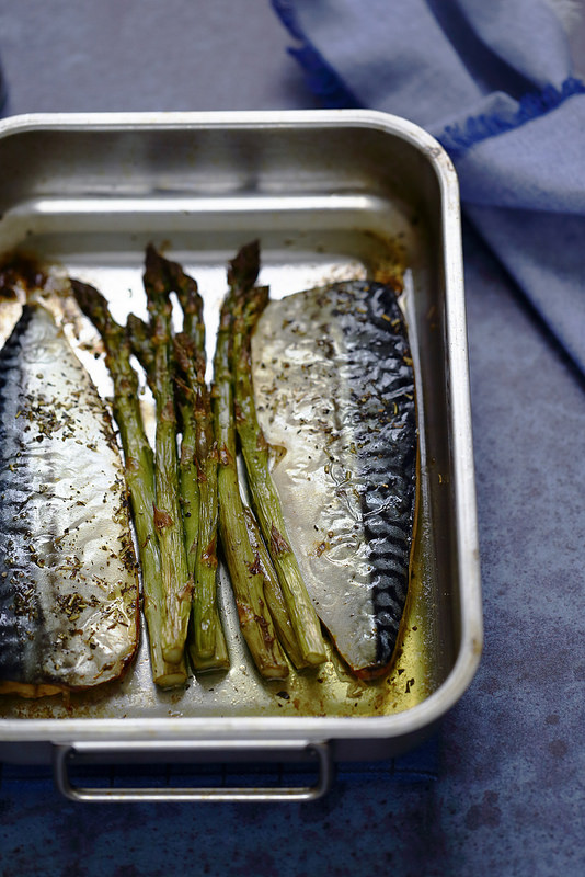 Filets de maquereau rotis et asperges. Recette rapide et facile