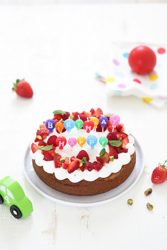 Gâteau yaourt huile olive aux fraises parfait pour un anniversaire, facile a faire avec les enfants sans balance