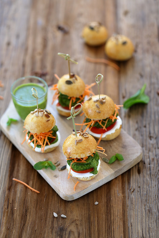 Recette de burgers vegetariens avec galettes de petits pois, tomate, sauce aux herbes