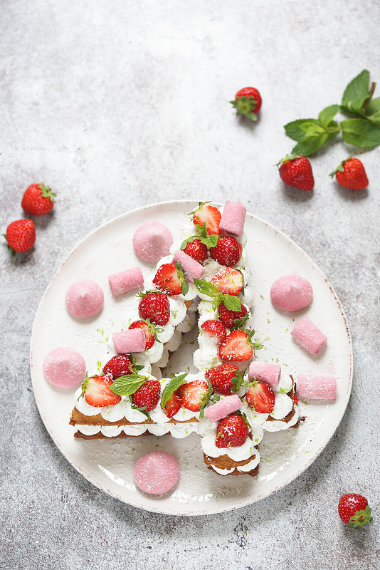 Gâteau chiffre ou number cake fraise coco facile et fraiche