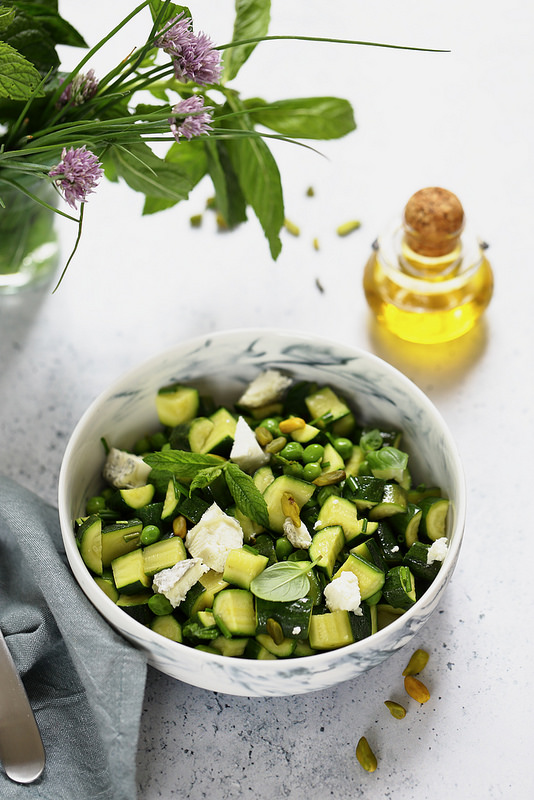 Salade de courgettes aux herbes et au chevre. Rapide, facile et légère. 