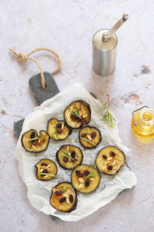 Aubergines rôties, raisins et pignons à l' italienne, rapide et facile