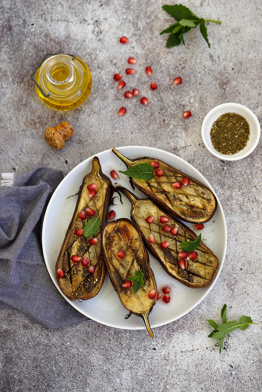 Aubergines coupées en deux rôties au zaatar