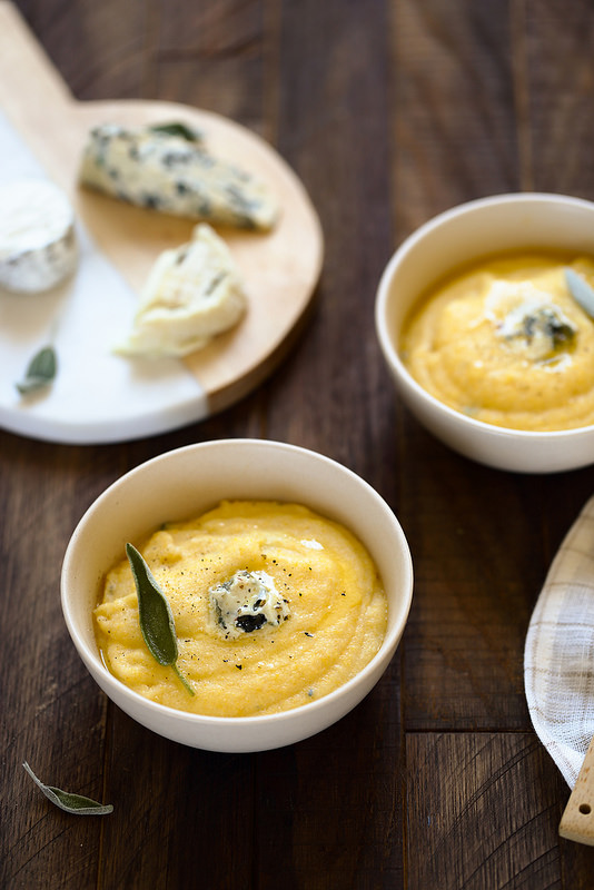 Polenta crémeuse aux fromages pur accommoder les restes du plateau