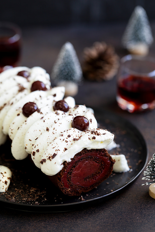 Bûche roulée chocolat griottes Forêt Noire avec une ganache délicieuse