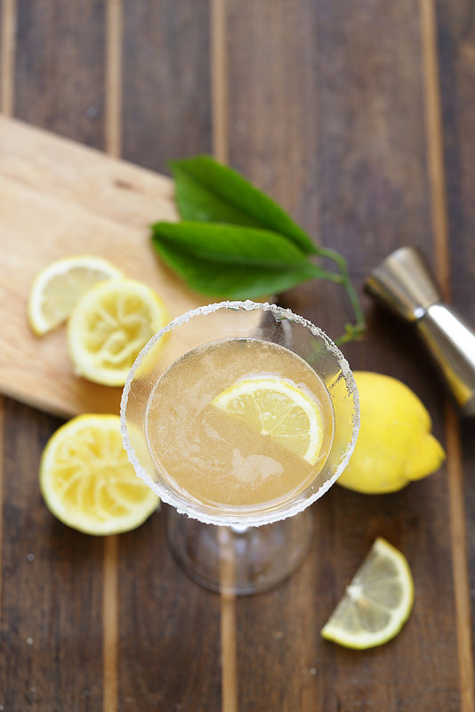 Cocktail Alcoolisé Avec Des Tranches De Citron Dans Un Verre À