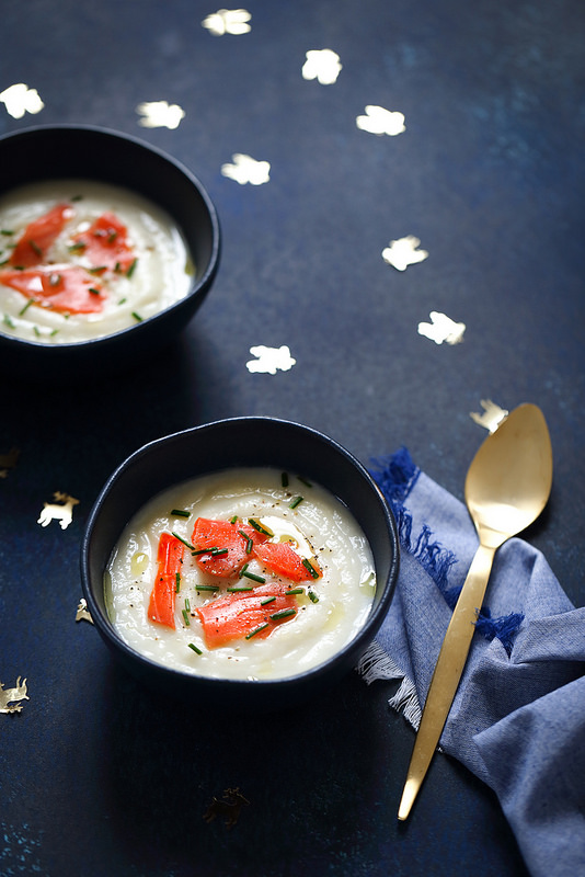 Soupe veloutée de chou-fleur avec du saumon fumé recette chic et facile