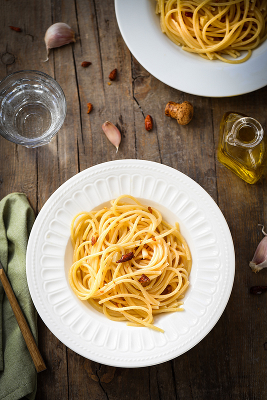 Spaghetti à l'ail, huile d'olive et piment (aglio, olio e peperoncino) recette facile
