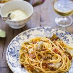 Carbonara calssique italienne avec artichauts croustillants