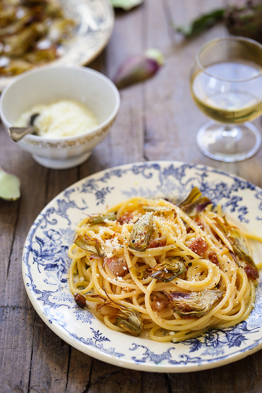 Carbonara calssique italienne avec artichauts croustillants