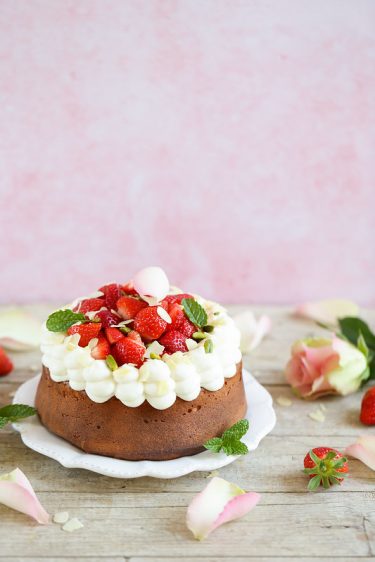 Gâteau facile et festif aux amandes, yaourt et fraises
